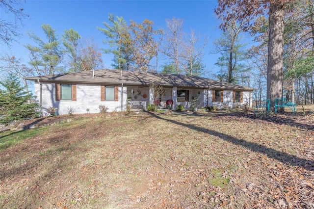 ranch-style house featuring a front yard