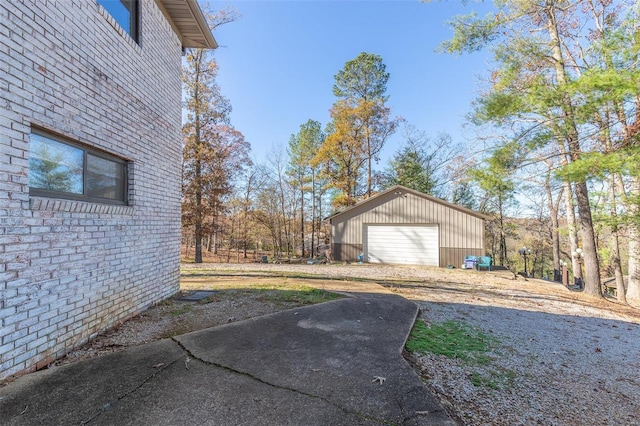 view of yard featuring an outbuilding and a garage