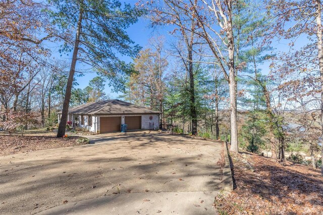 view of yard featuring an outbuilding and a garage