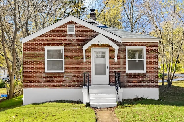 view of front of house with a front lawn