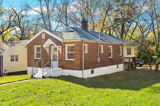 view of front facade with a front lawn