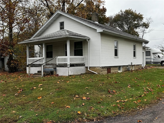 view of front of home featuring a porch and a front yard