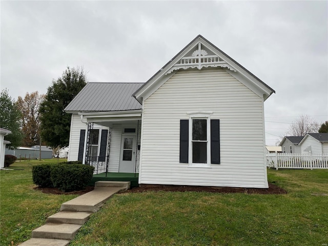 view of front facade featuring a front lawn