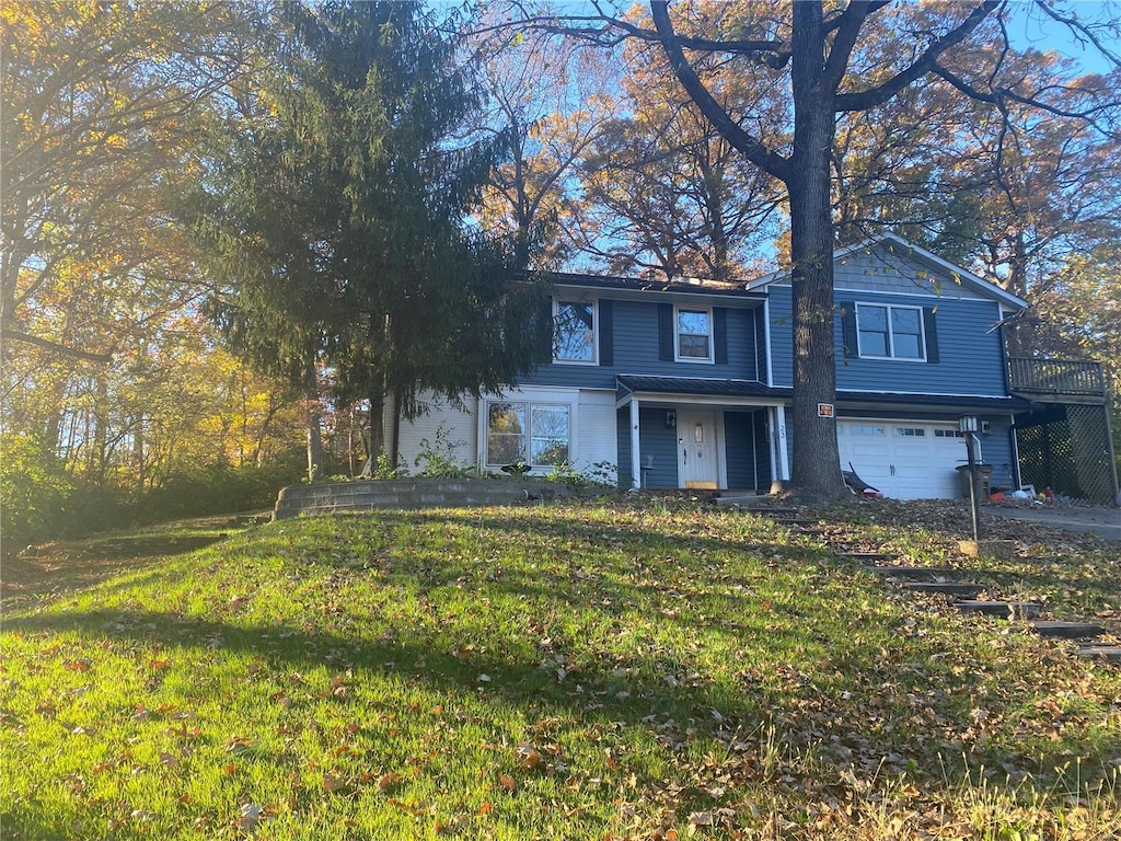 view of front of home featuring a front lawn and a garage