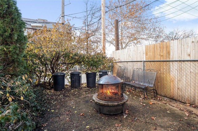 view of yard featuring a fire pit