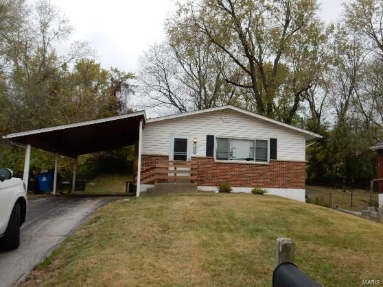 view of front facade with a carport and a front yard