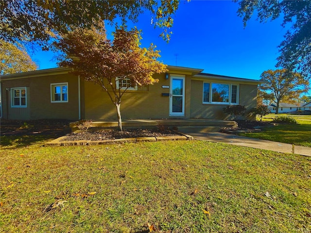 single story home featuring a front lawn