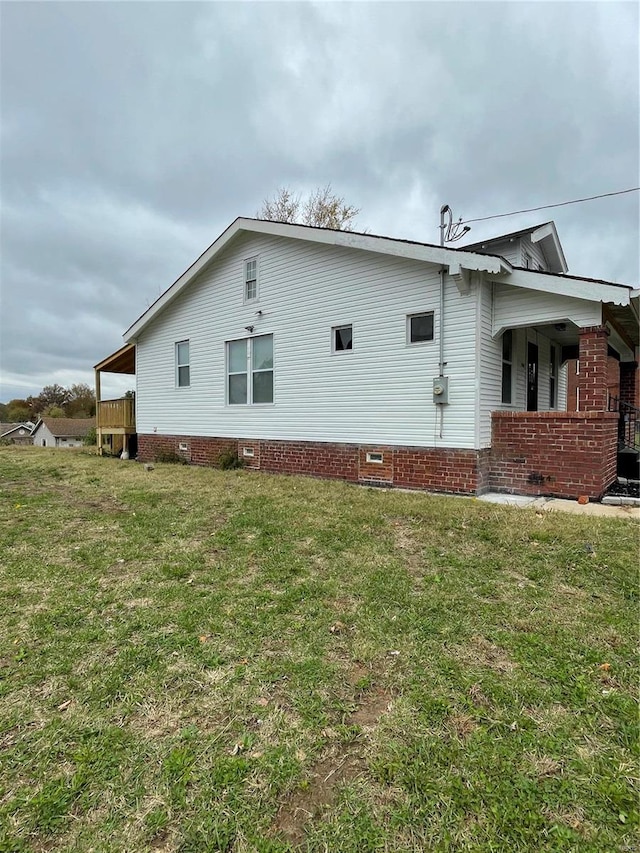 view of side of property featuring a yard