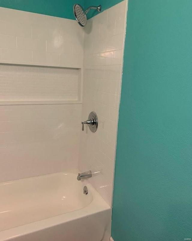 bathroom featuring tiled shower / bath combo