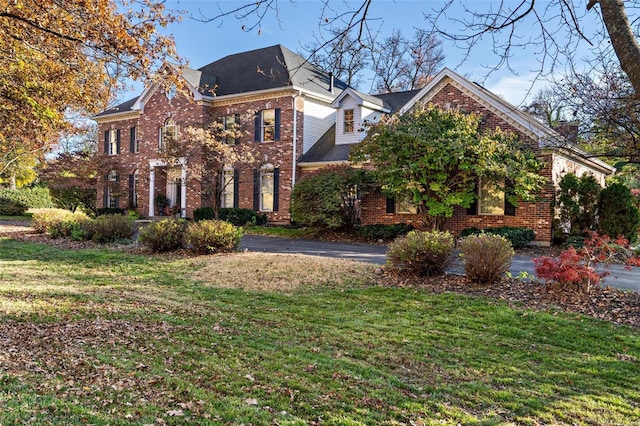 view of front of home featuring a front yard