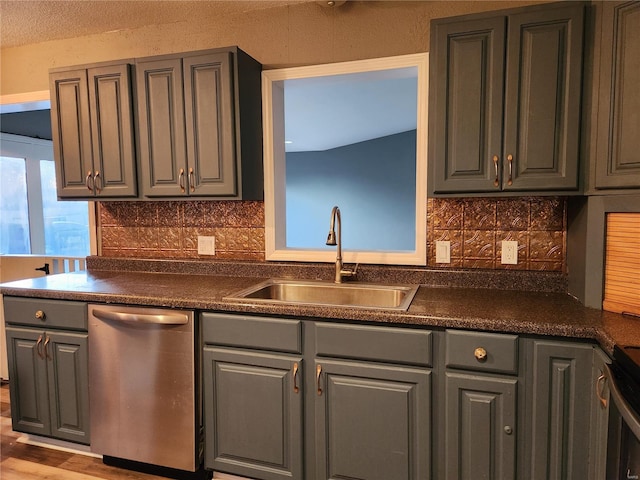 kitchen featuring stainless steel appliances, gray cabinets, light hardwood / wood-style floors, and sink