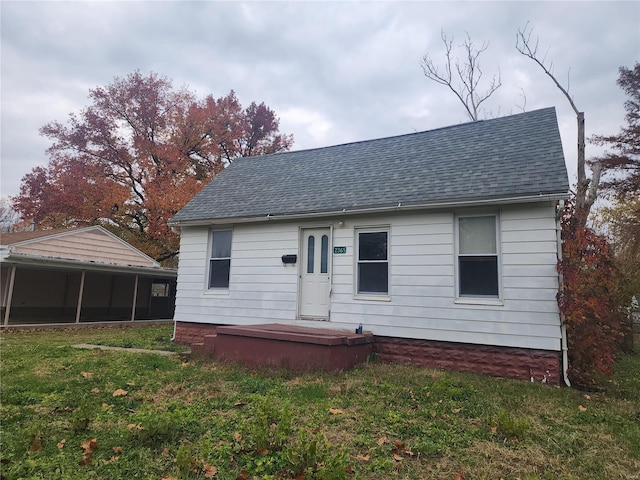 back of house featuring a lawn