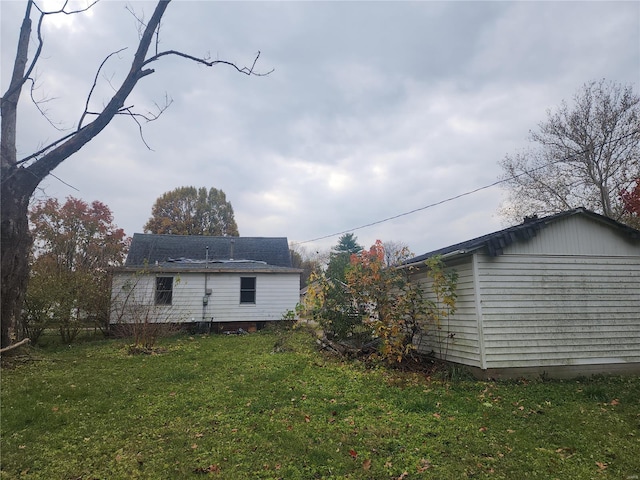 back of house featuring a lawn