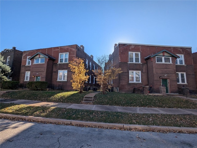 view of front of property with a front yard