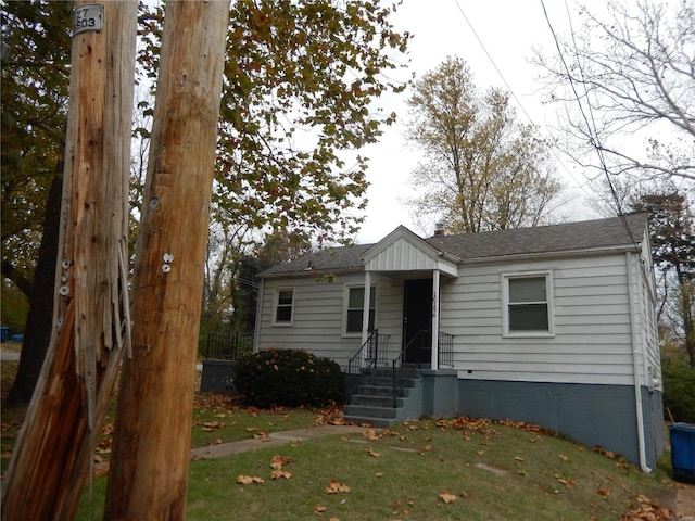 bungalow featuring a front yard