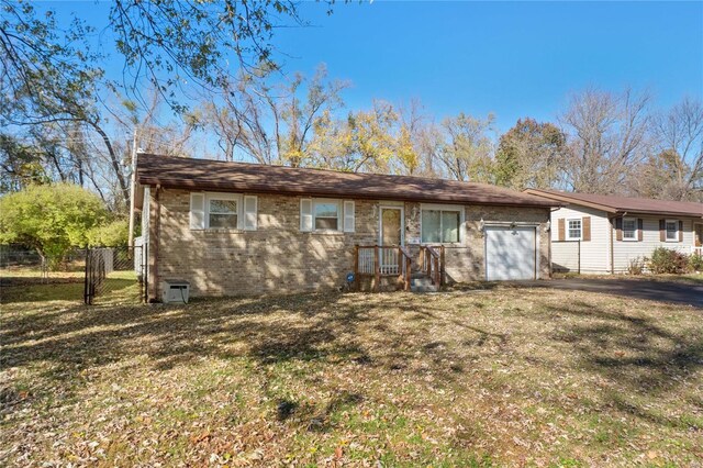 single story home featuring a front yard