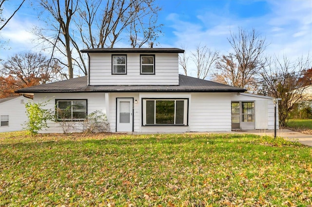 view of front of property featuring a front lawn