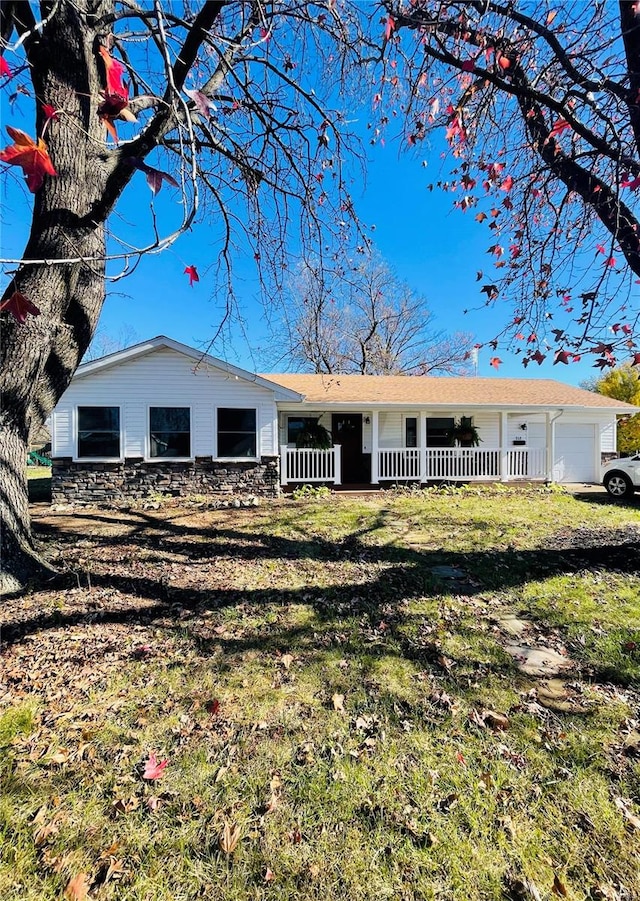 single story home featuring a porch and a front lawn