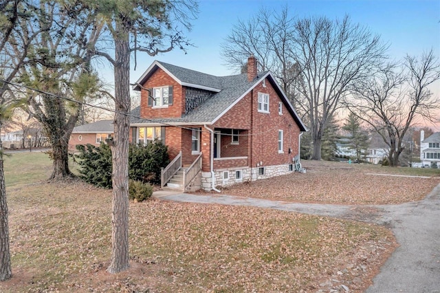 view of front of property featuring a lawn