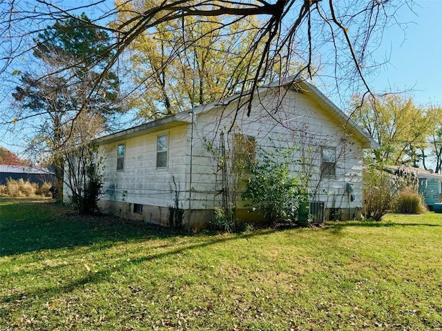 view of side of property featuring a yard