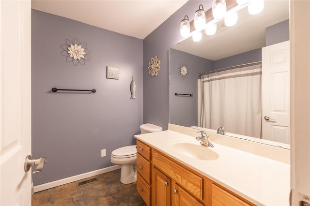 bathroom featuring a shower with shower curtain, vanity, and toilet