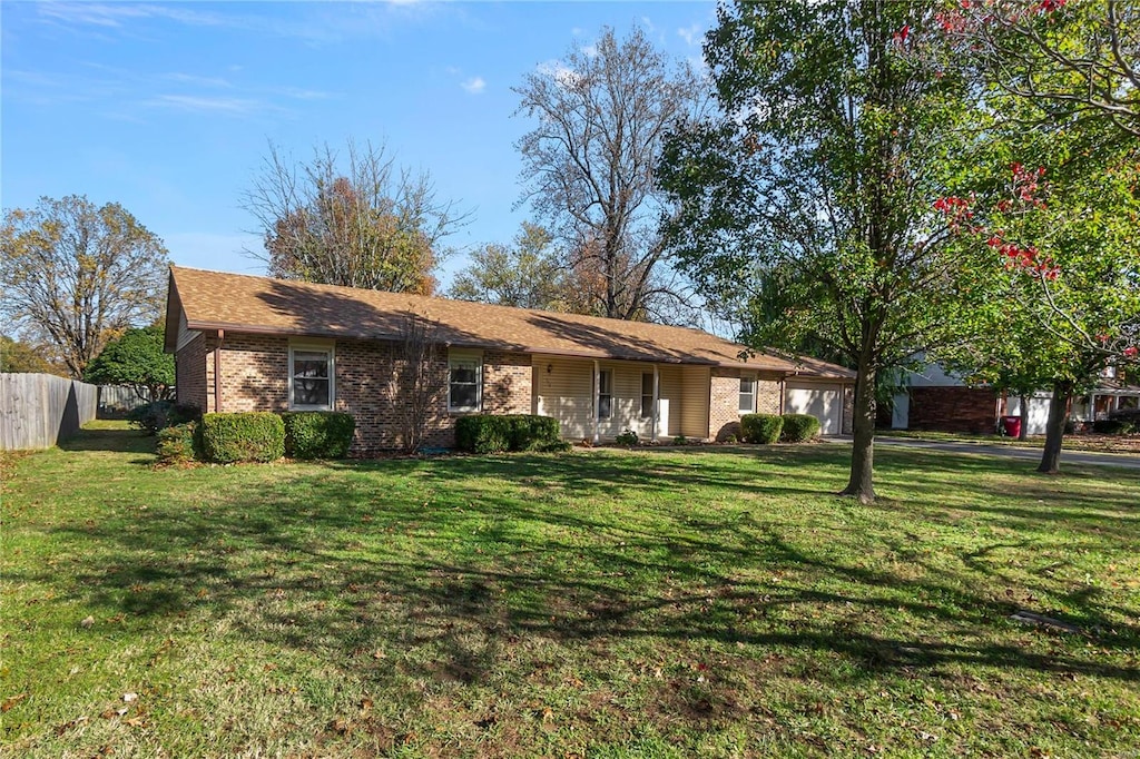 ranch-style house featuring a front yard