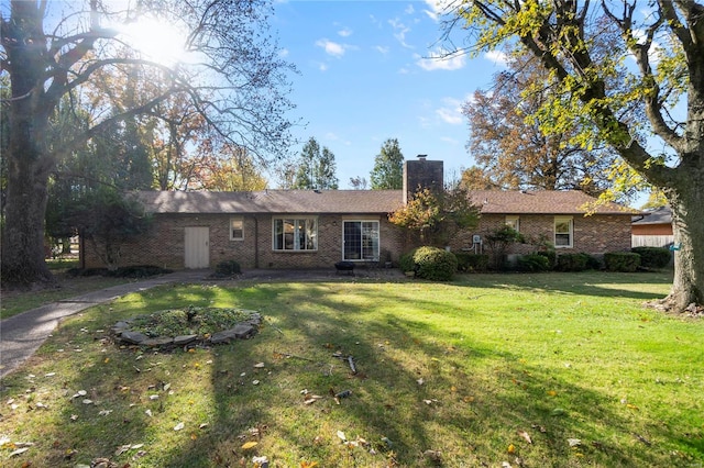 single story home with a front lawn