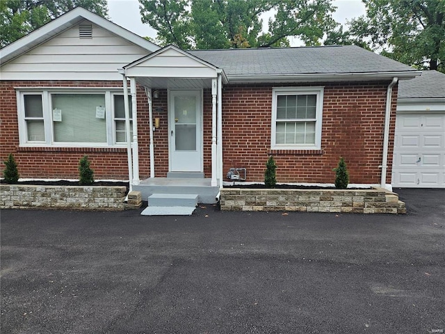 view of front facade featuring a garage