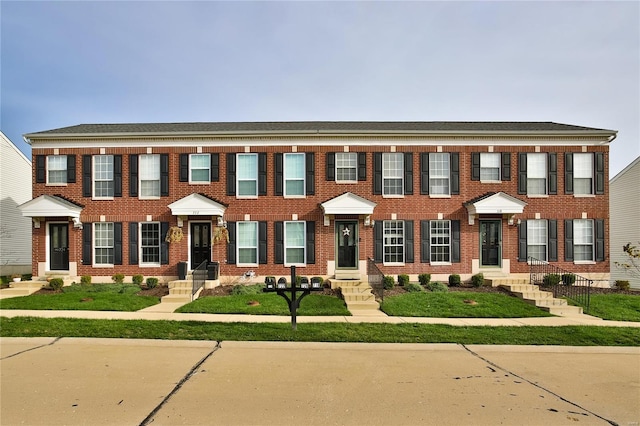 view of front of house featuring a front yard