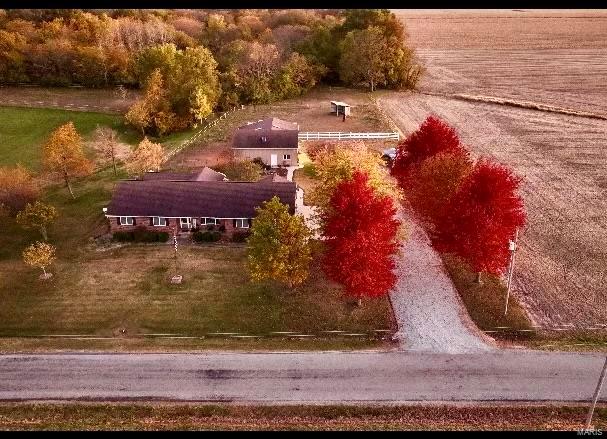 birds eye view of property featuring a rural view