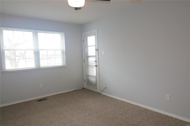 unfurnished room with carpet flooring and ceiling fan