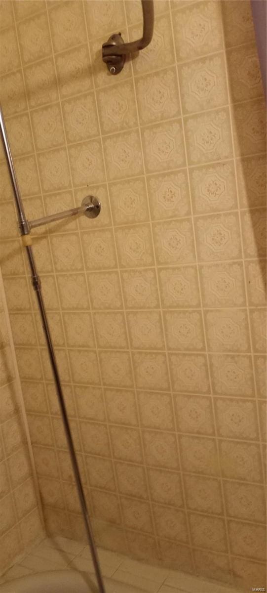 room details featuring tiled shower