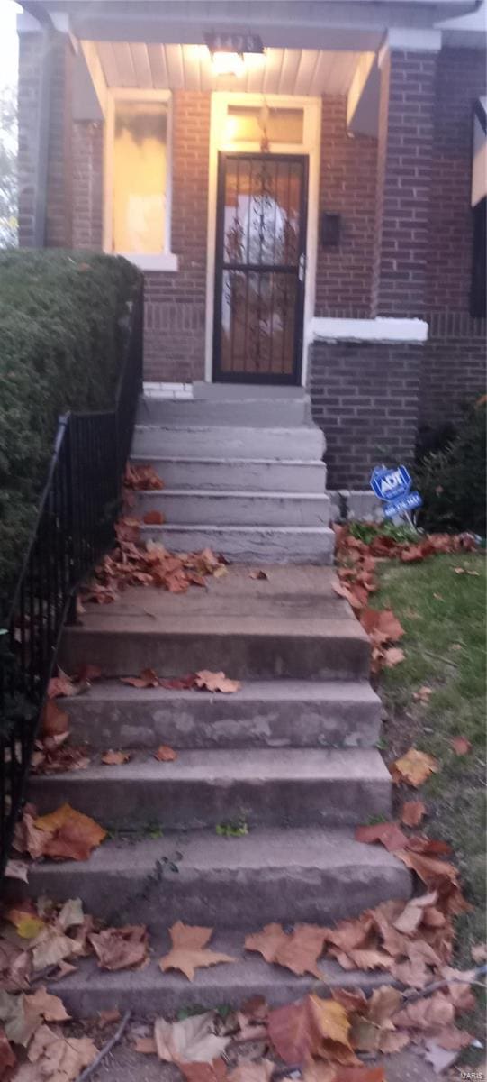 property entrance featuring a porch