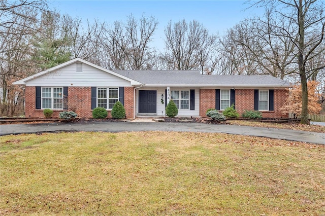 ranch-style home featuring a front lawn