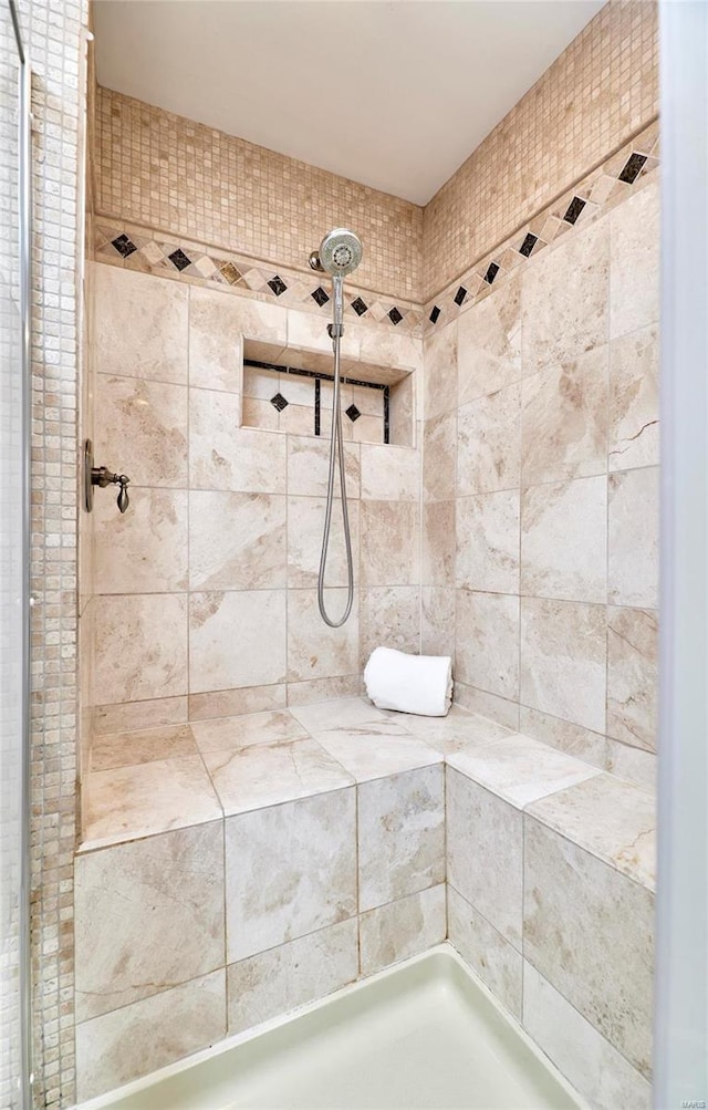 bathroom featuring a tile shower