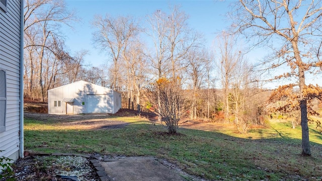 view of yard with an outbuilding