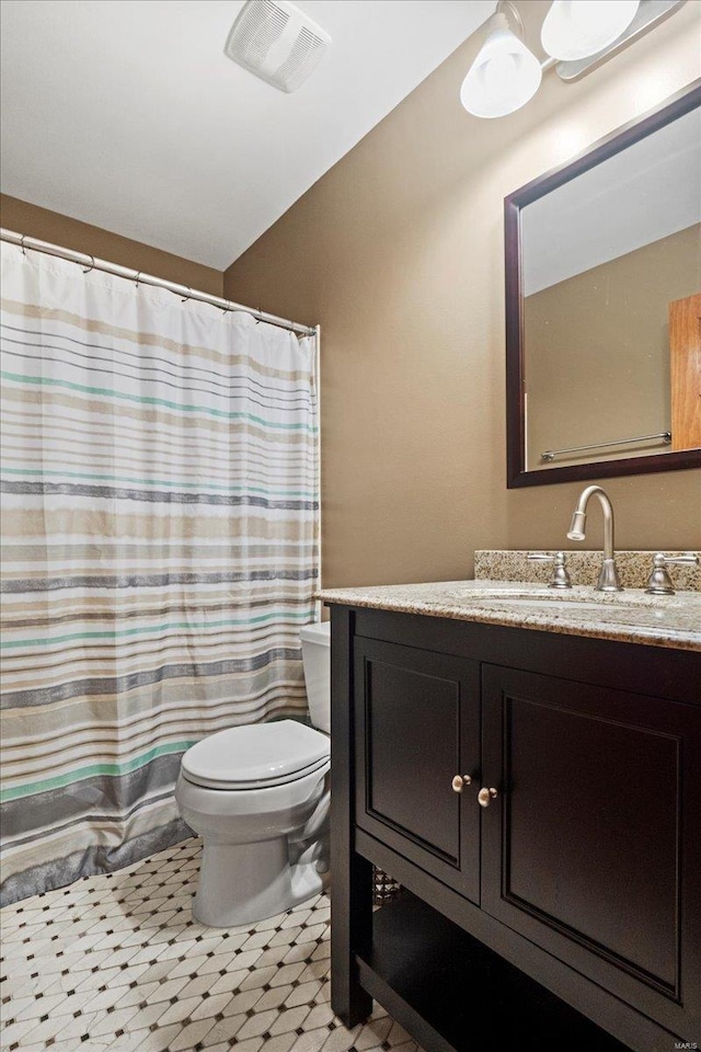 full bath featuring visible vents, toilet, vanity, and a shower with shower curtain