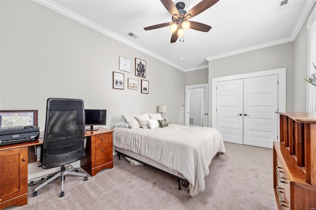 bedroom featuring crown molding, a closet, visible vents, light carpet, and ceiling fan