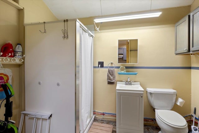 bathroom with a shower with curtain, vanity, and toilet