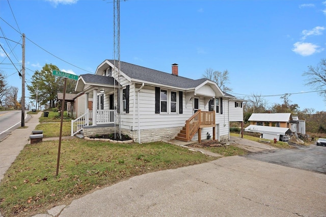 view of front facade featuring a front yard