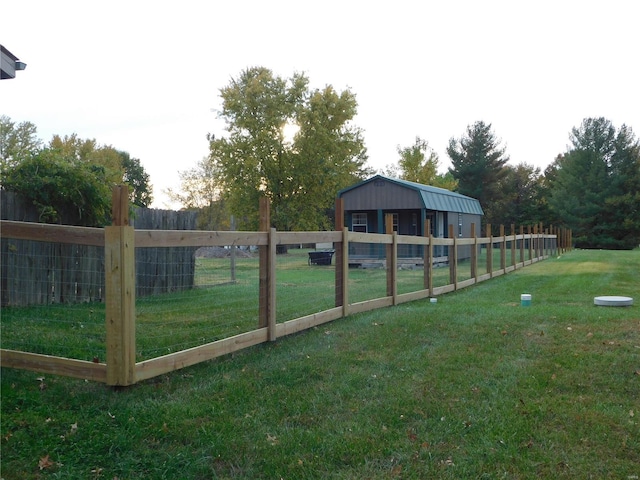 view of yard with an outdoor structure