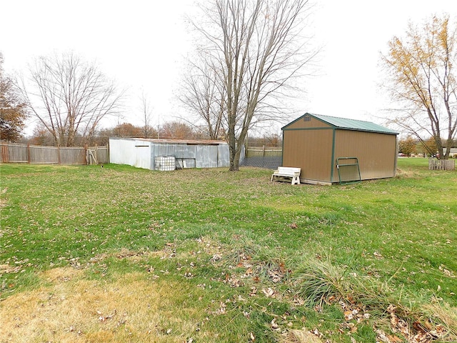 view of yard featuring an outdoor structure