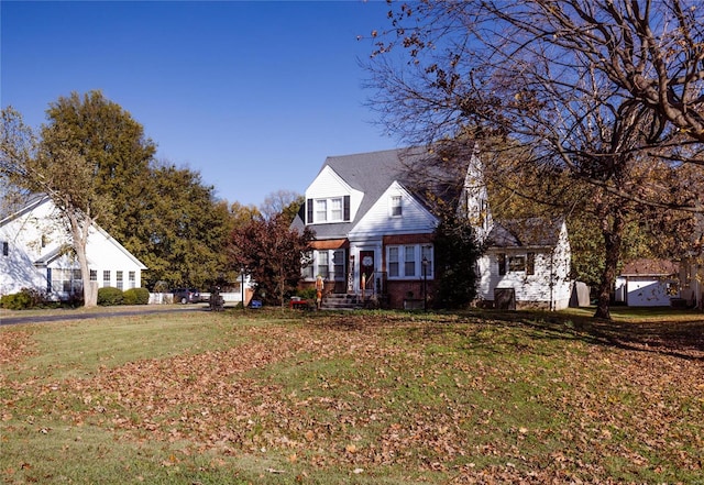 view of front of house featuring a front yard