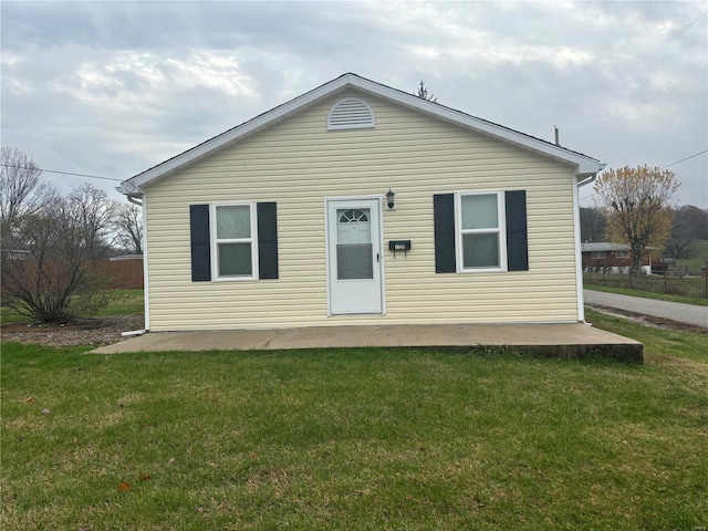 view of front of home with a front lawn