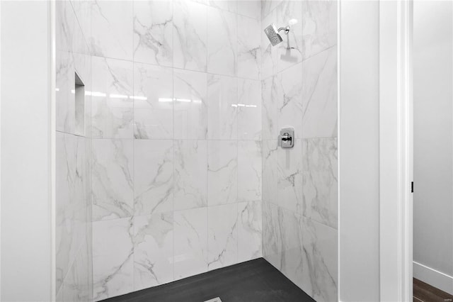 bathroom featuring a tile shower