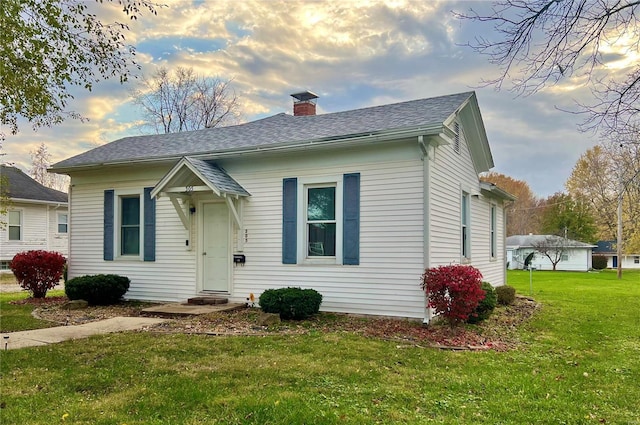 view of front of property featuring a lawn