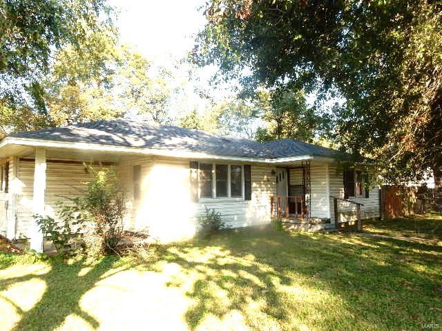 ranch-style house with a front lawn