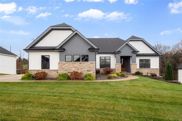 view of front of home featuring a front yard