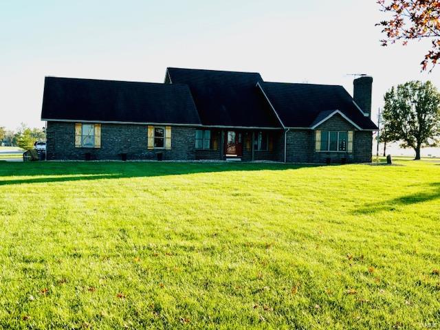 view of front of property featuring a front yard