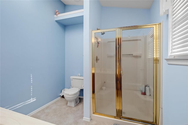 bathroom featuring a shower with door, vaulted ceiling, and toilet